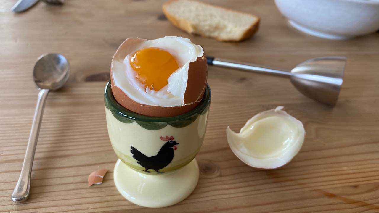 レズレーのエッグカッターでフランスの朝食 ウフ アラ コック 引っ張るだけと簡単 ゆで卵を食べるのが更に楽しみになってしまう小道具 エキスプロラター ダジュール