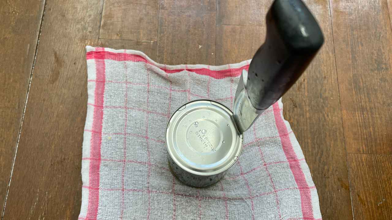 缶切りがないときに開けるには包丁を使う方法もあり